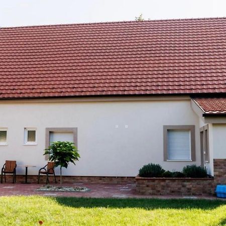 Kollar D Guest House - Prenociste Rooms Subotica Bagian luar foto