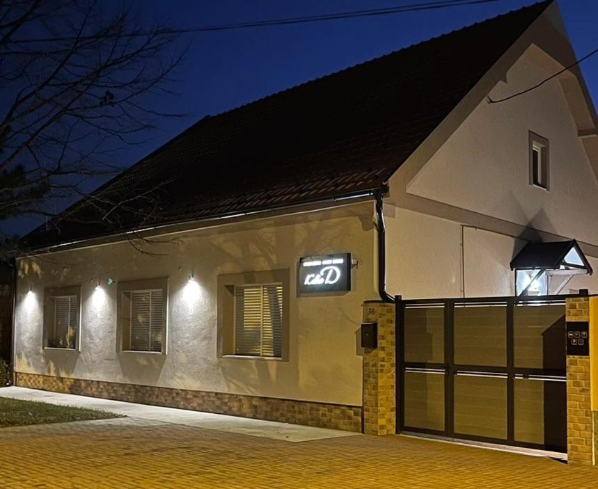 Kollar D Guest House - Prenociste Rooms Subotica Bagian luar foto