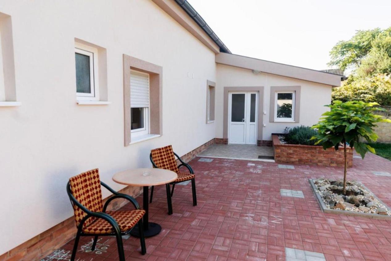 Kollar D Guest House - Prenociste Rooms Subotica Bagian luar foto