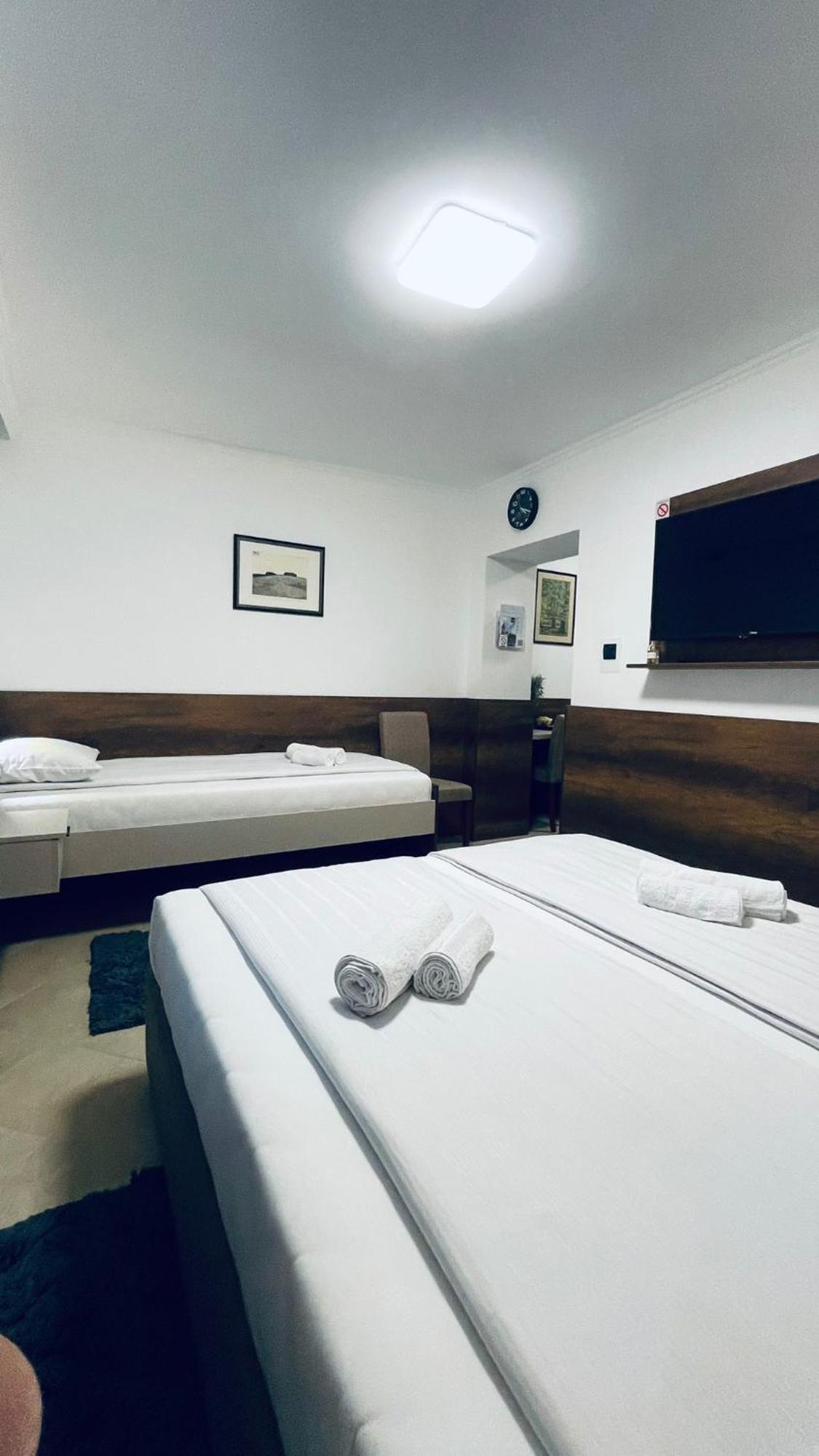 Kollar D Guest House - Prenociste Rooms Subotica Bagian luar foto
