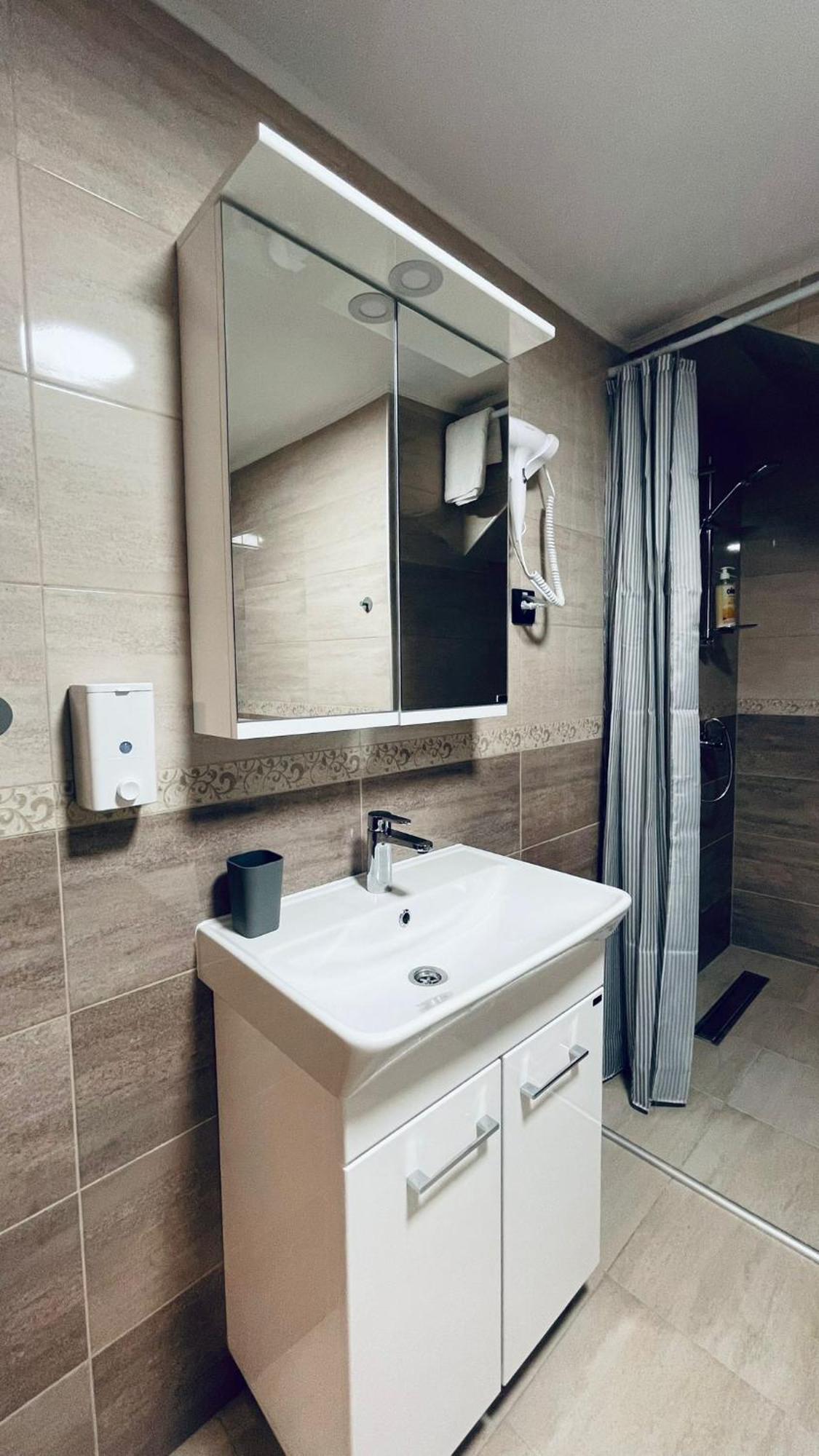 Kollar D Guest House - Prenociste Rooms Subotica Bagian luar foto