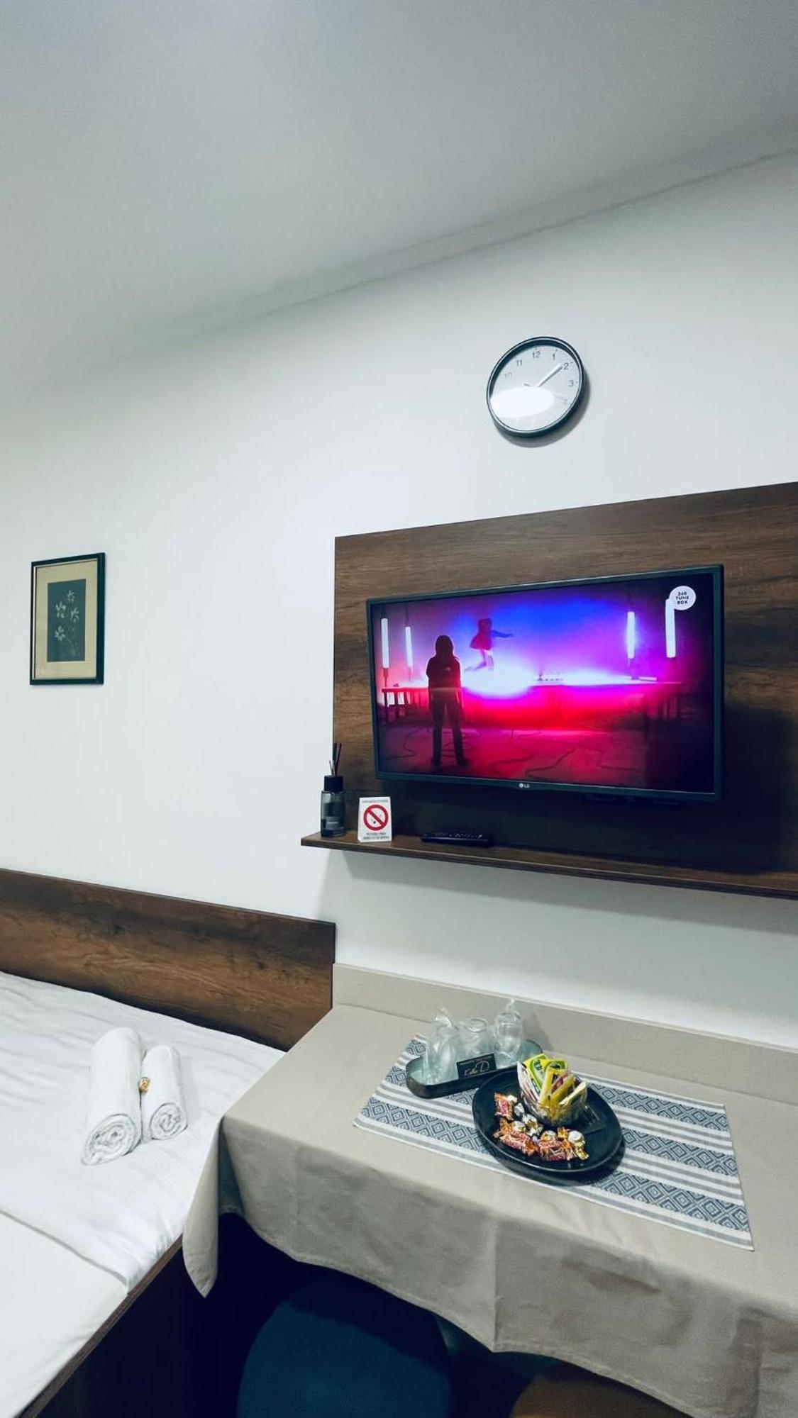Kollar D Guest House - Prenociste Rooms Subotica Bagian luar foto