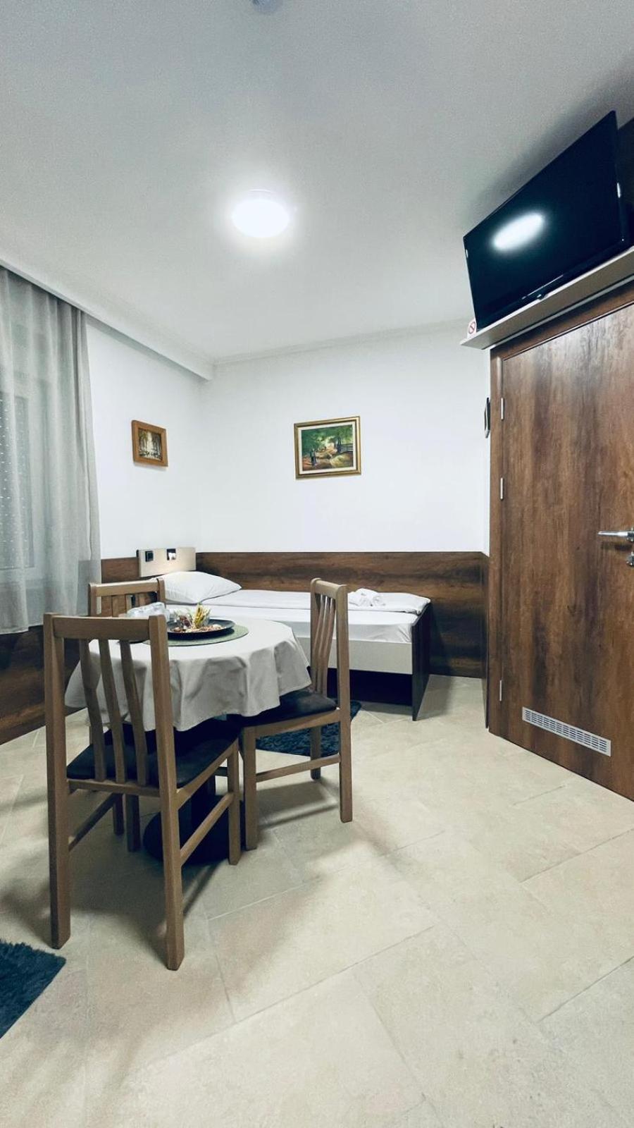 Kollar D Guest House - Prenociste Rooms Subotica Bagian luar foto
